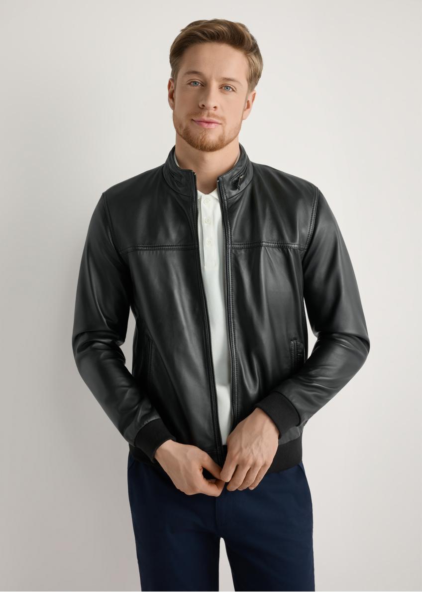 Pánska čierna kožená bunda KURMS-0392-99(W26) - pohľad spredu na produkt, na modelke, na svetlom pozadí. Viditeľná polovica siluety.