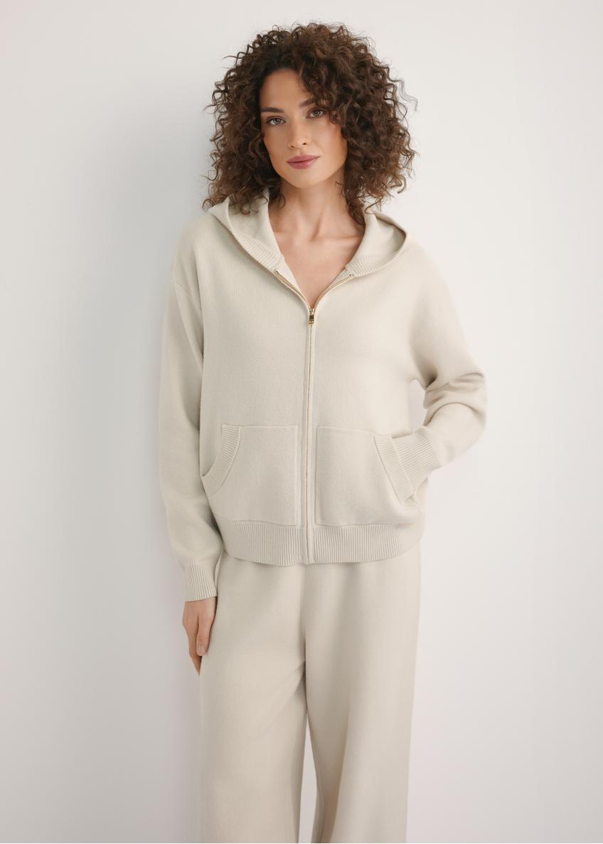 Dámska béžová mikina s kapucňou BLZDT-0120-1A(W26), pohľad spredu na produkt na modelke. Viditeľná polovica siluety.