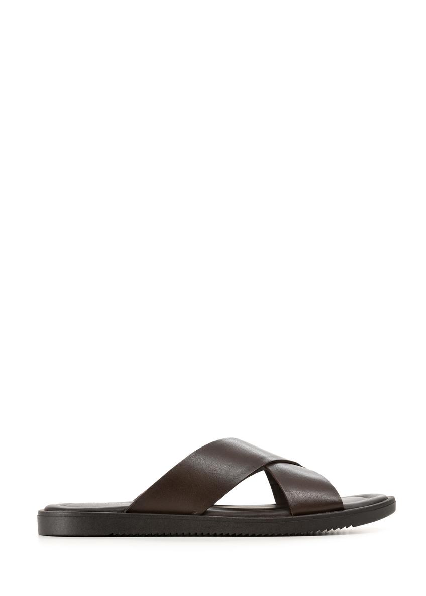 Pánske tmavohnedé kožené šľapky BUTYM-0536-1I(W26), bočný pohľad na produkt na bielom pozadí.