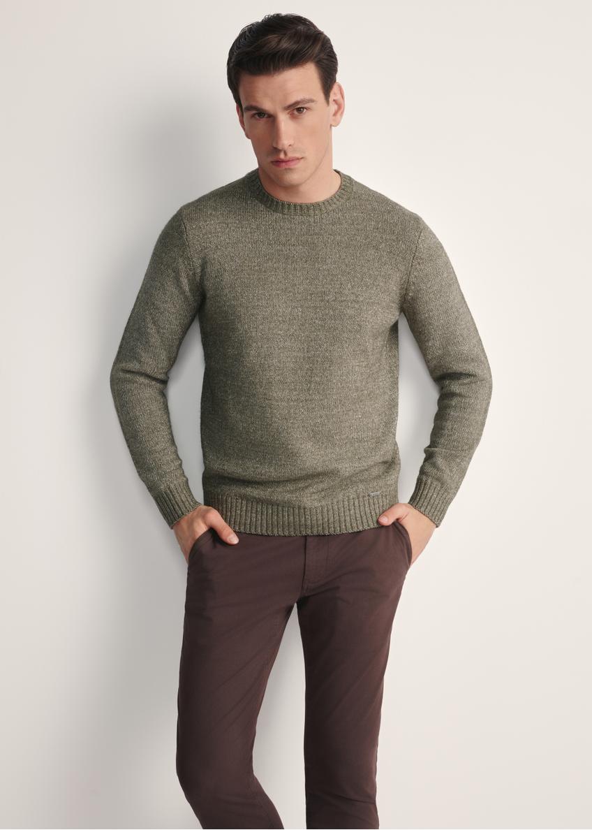 Pánsky khaki sveter SWEMT-0170-55(Z25), pohľad spredu na produkt na modelke. Viditeľná polovica siluety.