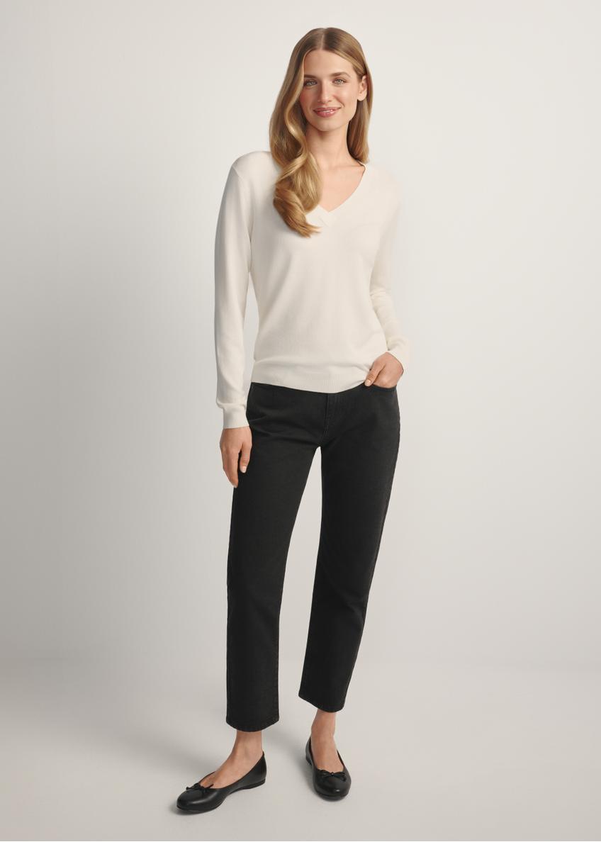 Dámske čierne džínsy JEADT-0011-99(W26), pohľad spredu na produkt na modelke. Viditeľné celé telo.