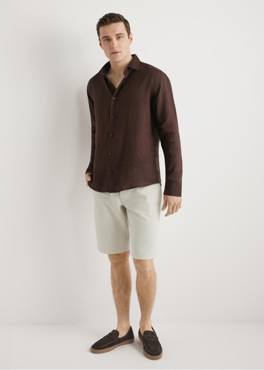 Hnedá pánska ľanová košeľa KOSMT-0321A-1I(W26) - pohľad spredu na produkt, na modelke, na svetlom pozadí. Viditeľná celá silueta.
