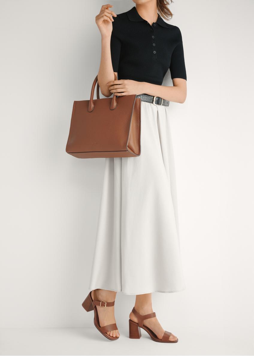 Dámske hnedé kožené sandále BUTYD-1178-1D(W26), bočný pohľad na produkt na nohách modelky.