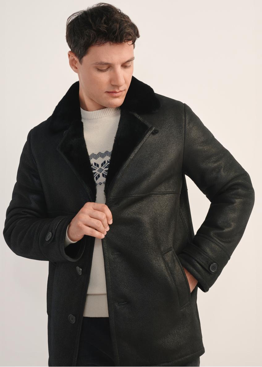 Čierny pánsky kabát z ovčej kože z pravej kože KOZMS-0026-3191(Z25) - pohľad spredu na výrobok, na modeli, na bielom pozadí. Viditeľná polovica siluety.
