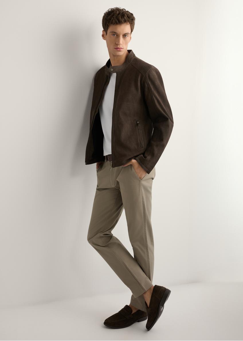 Hnedá pánska semišová bunda KURMS-0396-1I(W26) - bočný pohľad na produkt, na modelke, na svetlom pozadí. Viditeľná celá silueta.