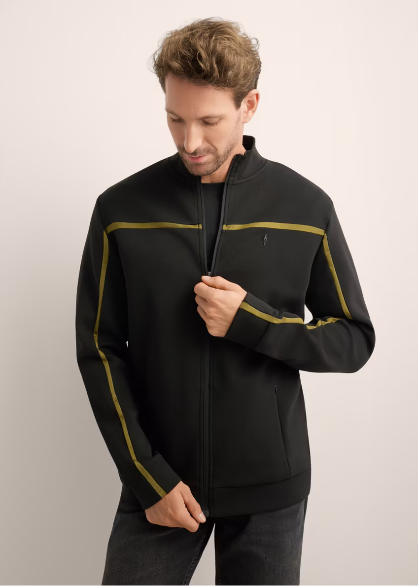 Pánska čierna mikina na zips so stojačikom BLZMT-0082-99(Z26), pohľad spredu na produkt na modelke. Viditeľná polovica siluety.