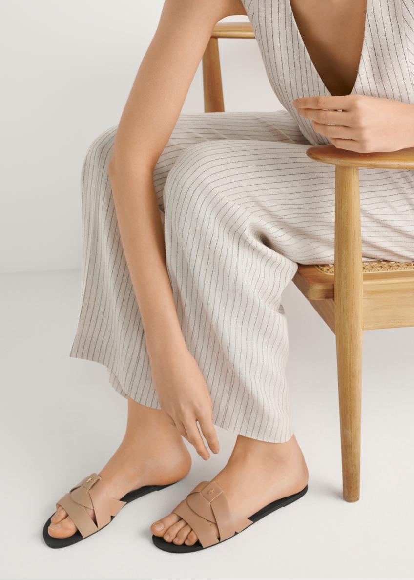 Béžové dámske žabky s pleteným vzorom BUTYD-0903C-1B(W26), bočný pohľad na produkt na nohách modelky.