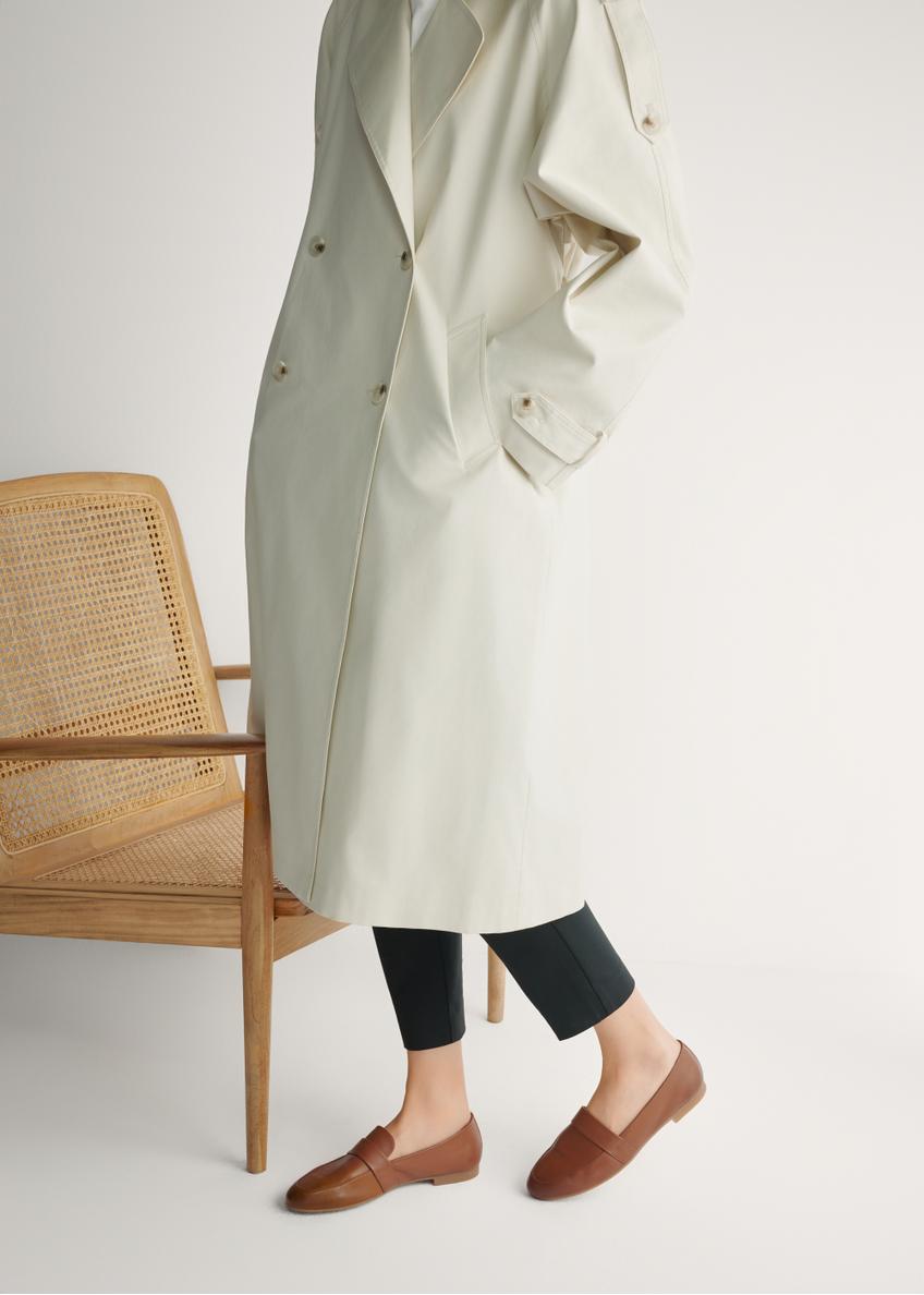 Dámske kožené mokasíny v koňakovej farbe BUTYD-1074A-1F(W26), bočný pohľad na výrobok na nohách modelky.