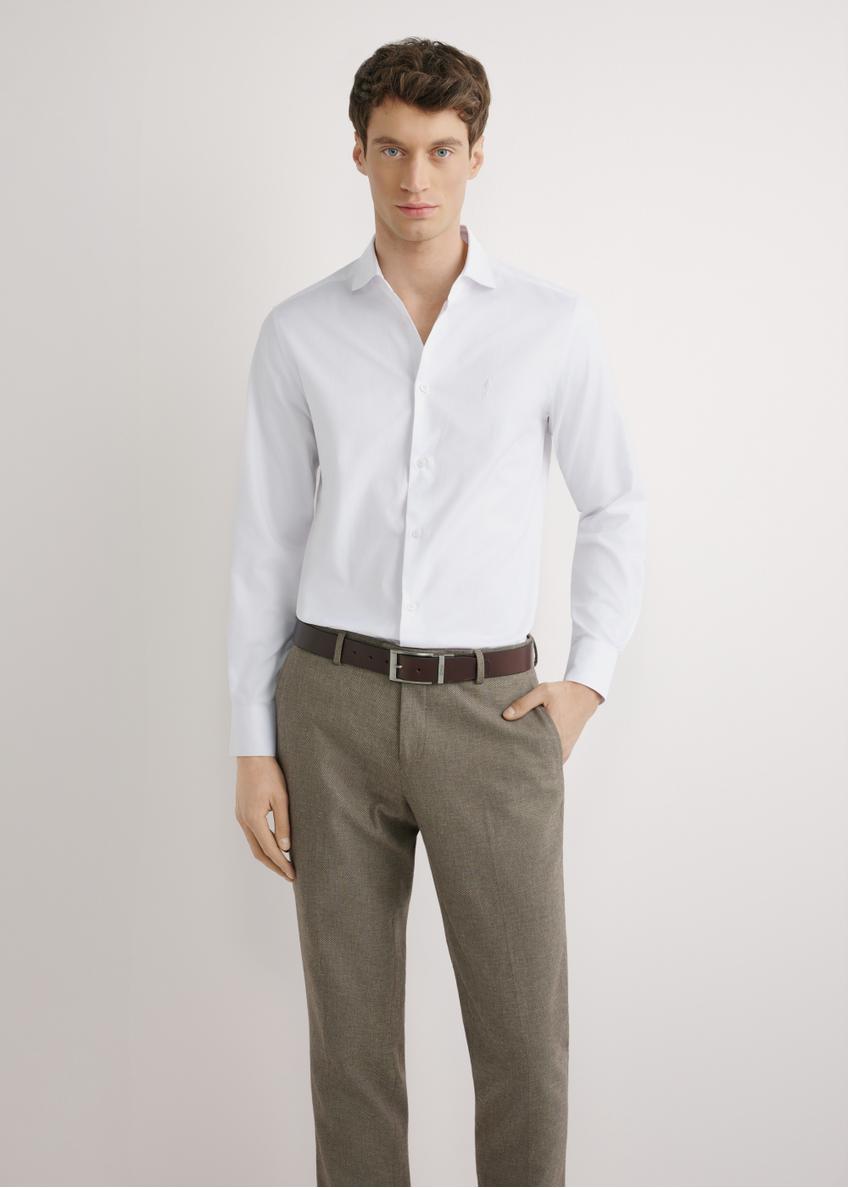 Pánska biela bavlnená košeľa KOSMT-0358-0A(W26) - pohľad spredu na produkt, na modelke, na svetlom pozadí. Viditeľná silueta po pás.