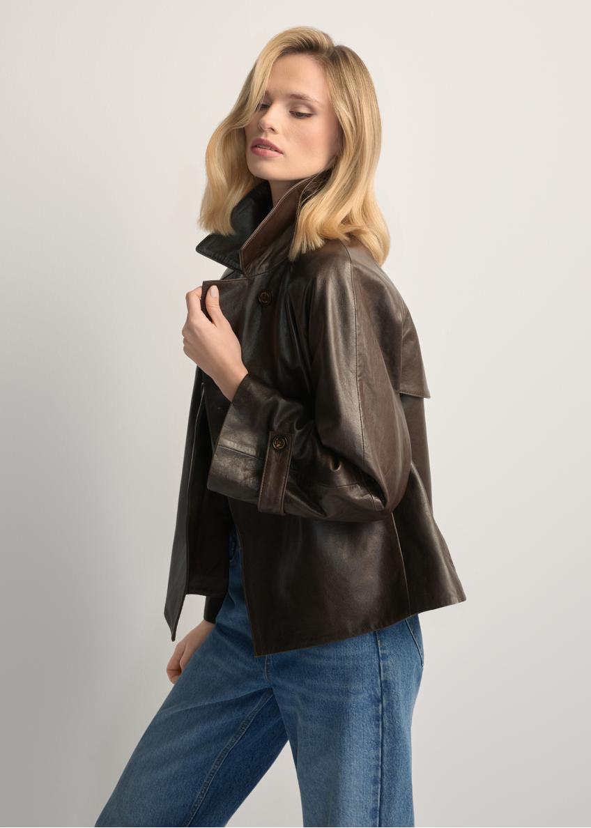 Dámska tmavohnedá kožená bunda KURDS-0604-1I(W26), bočný pohľad na produkt na modelke. Viditeľná polovica siluety.