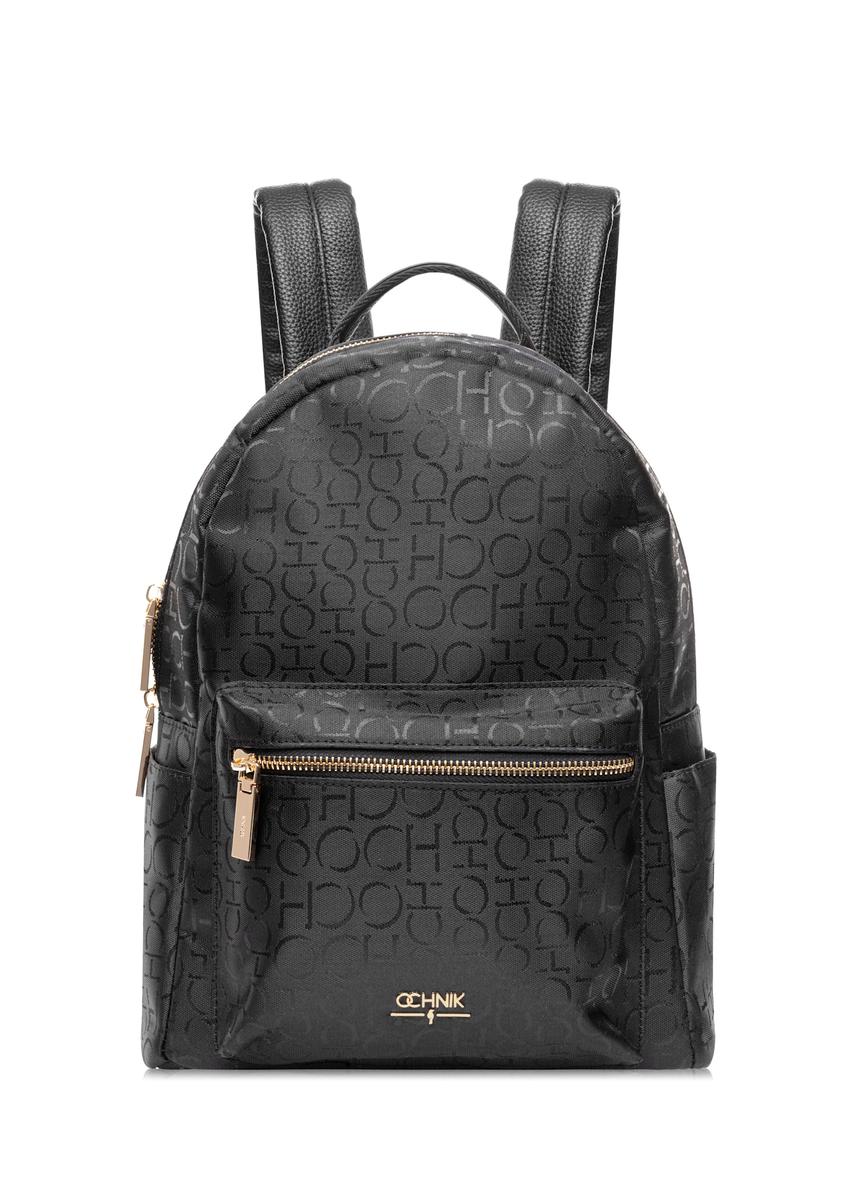 Čierny dámsky batoh s monogramom TOREN-0280A-99(W25), pohľad spredu na bielom pozadí.