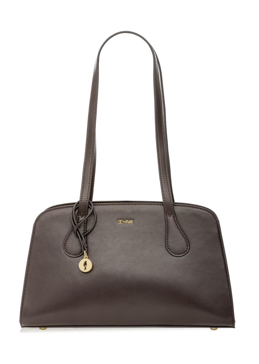 Hnedá taška cez rameno TOREC-1236-1H(W26), pohľad spredu na bielom pozadí.