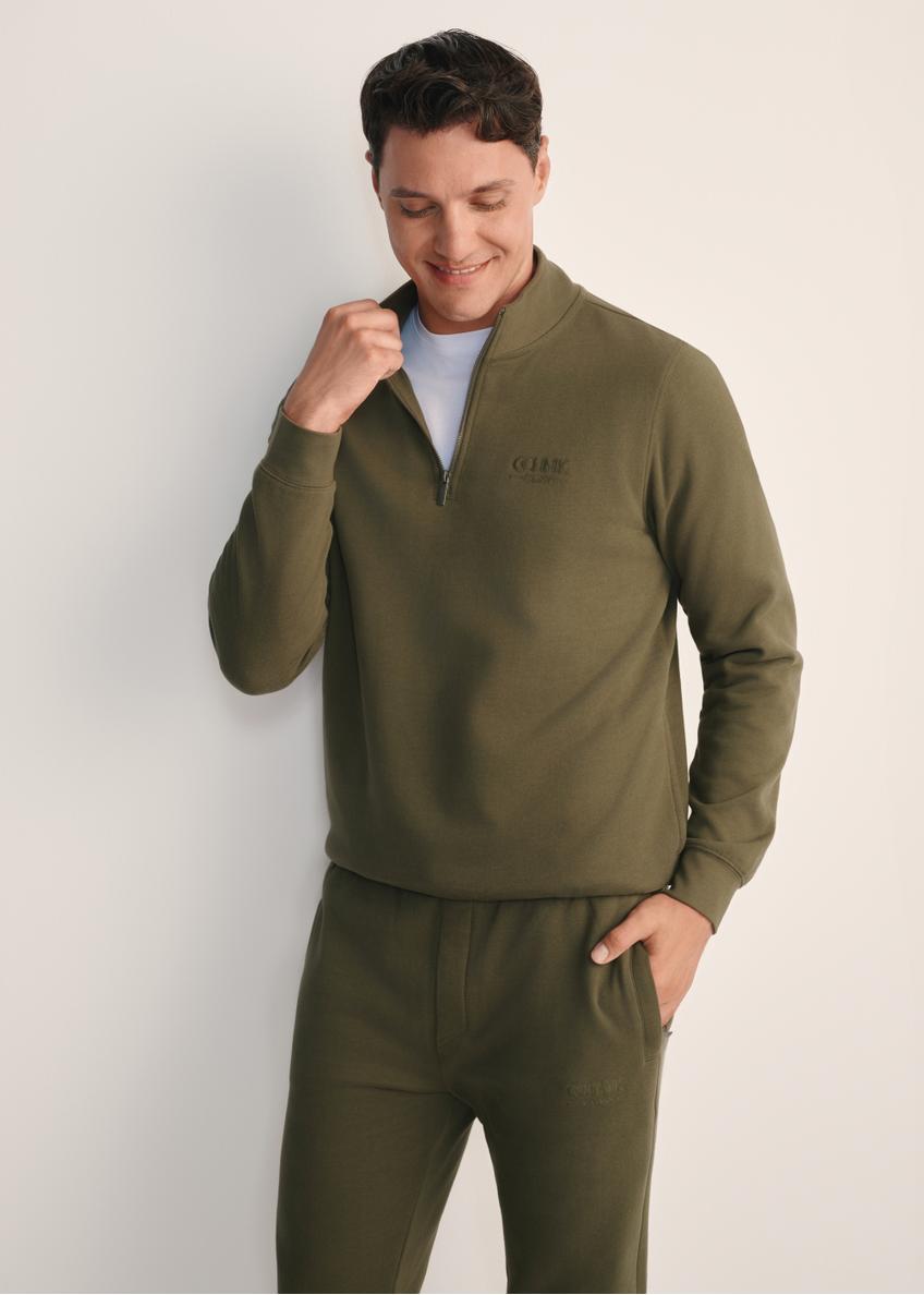 Pánska khaki mikina bez kapucne BLZMT-0067-55(Z25), pohľad spredu na produkt na modelke. Viditeľná polovica siluety.