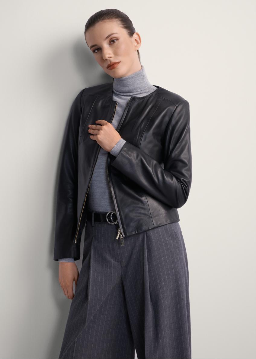 Dámska priliehavá kožená bunda KURDS-0209-4233(KS), pohľad spredu na výrobok na modelke. Viditeľná polovica siluety.