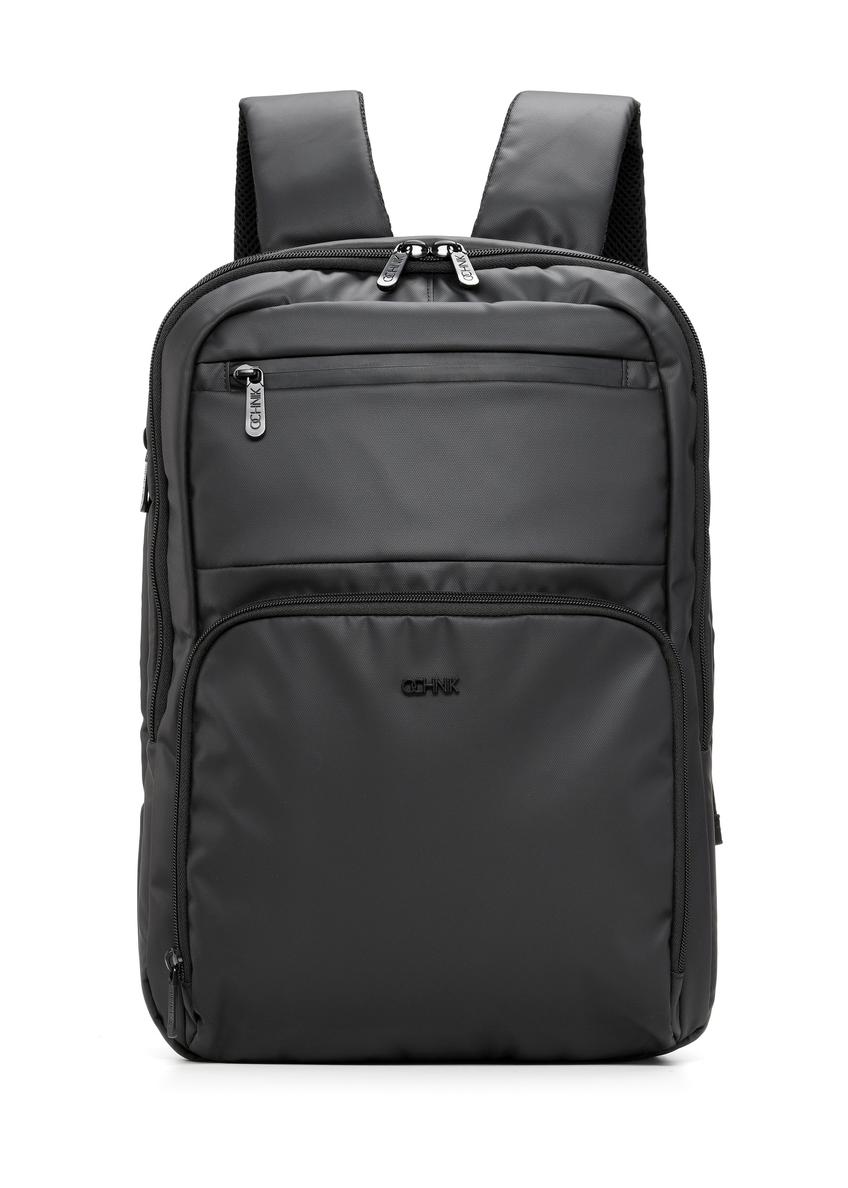 Čierny pánsky batoh TORMN-0410-99(W26) - pohľad na produkt spredu, na bielom pozadí.