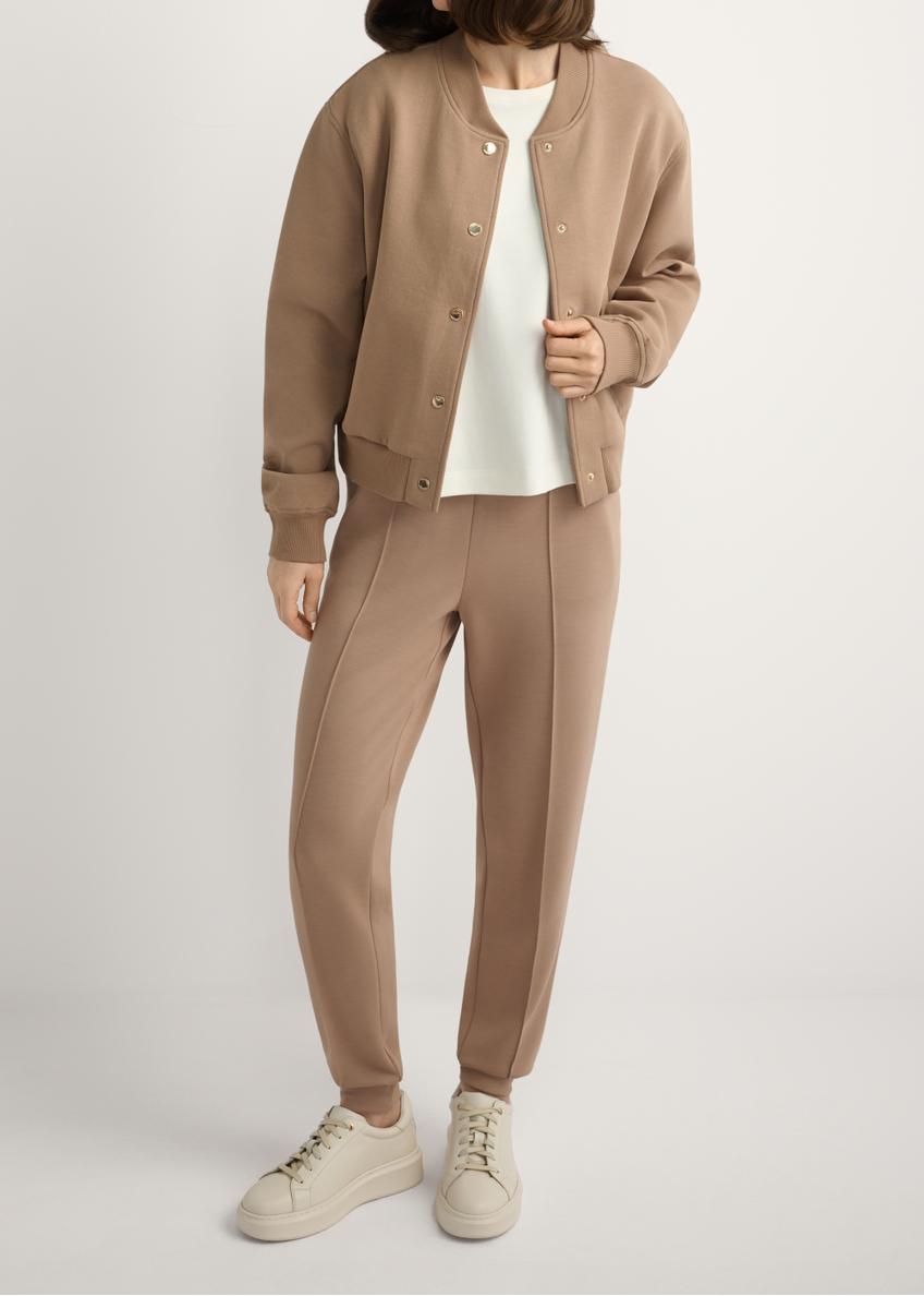 Dámske kožené topánky na platforme BUTYD-1258-0B(W26), pohľad spredu na produkt na nohách modelky.