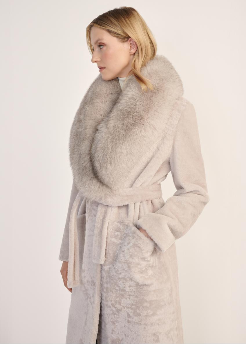 Jasnobeżowy dwustronny długi kożuch damski KOZDS-0089-3037(Z25)