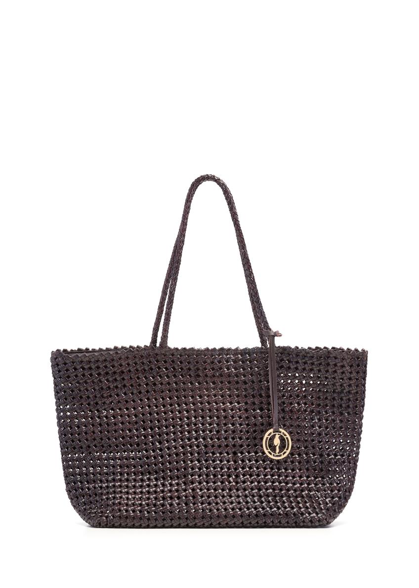 Hnedá kožená tkaná kabelka TORES-1300-1I(W26), pohľad spredu na bielom pozadí.