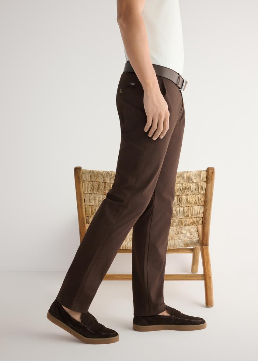 Pánske hnedé kožené mokasíny BUTYM-0498-1I(W26), bočný pohľad na produkt na nohách modelky.