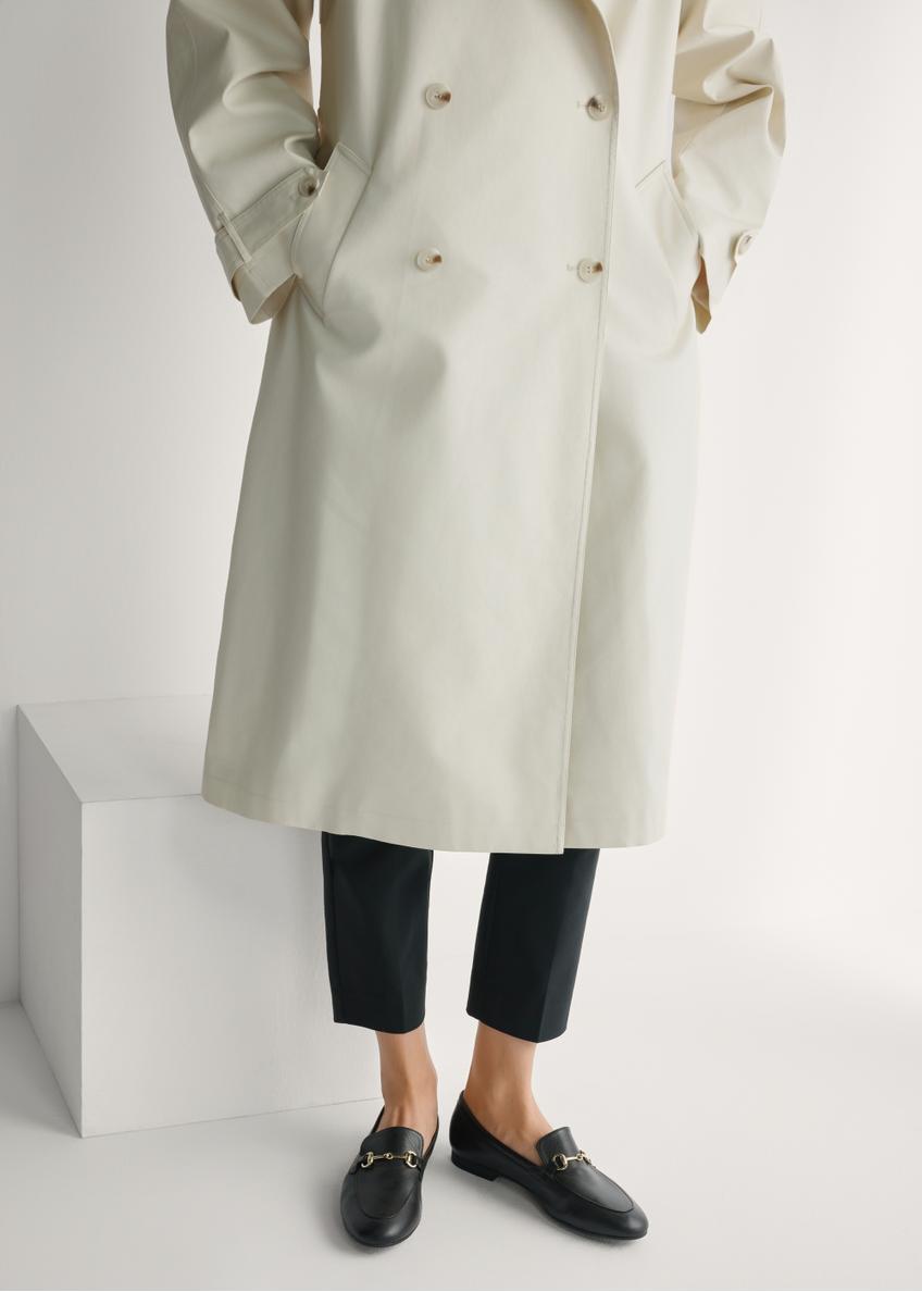 Dámske čierne kožené mokasíny BUTYD-0916A-99(W26), pohľad spredu na produkt na nohách modelky.