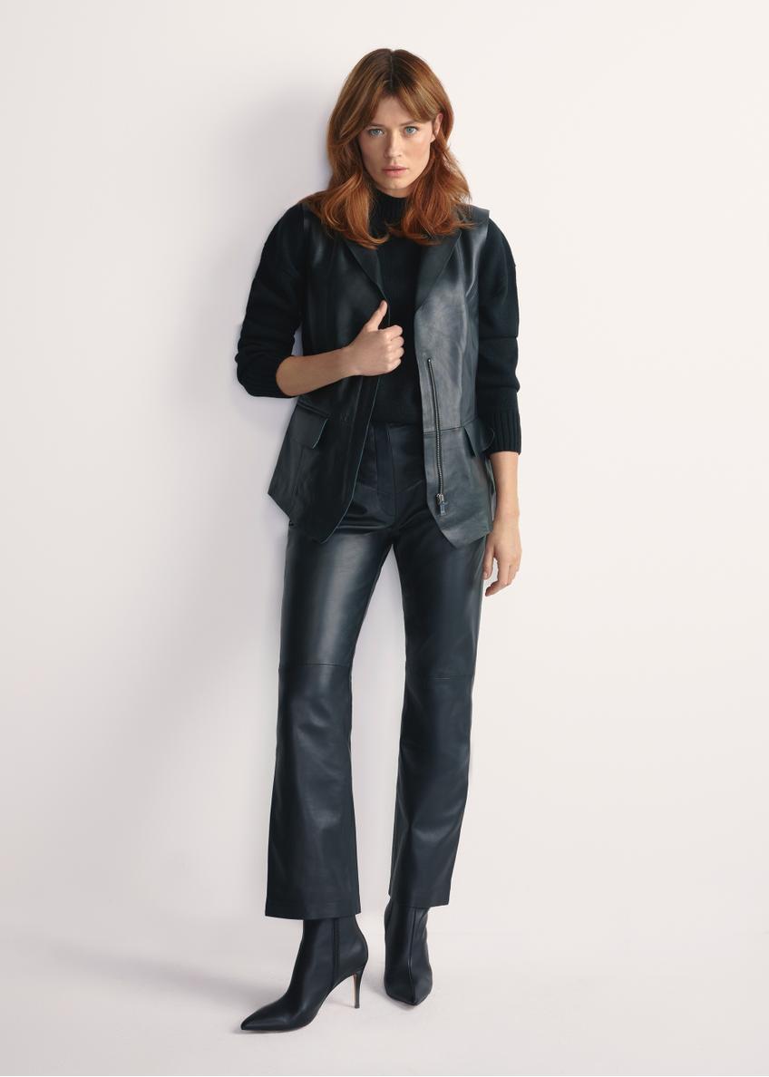 Dámska čierna kožená vesta KAMDS-0010-5344(W25), pohľad na produkt spredu na modelke, viditeľná je celá silueta.