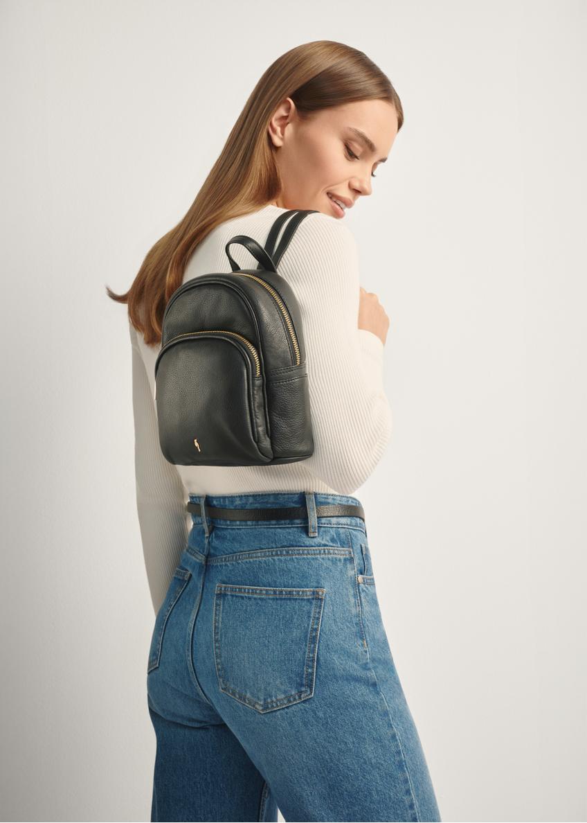 Čierny kožený dámsky batoh TORES-1089A-99(W26)