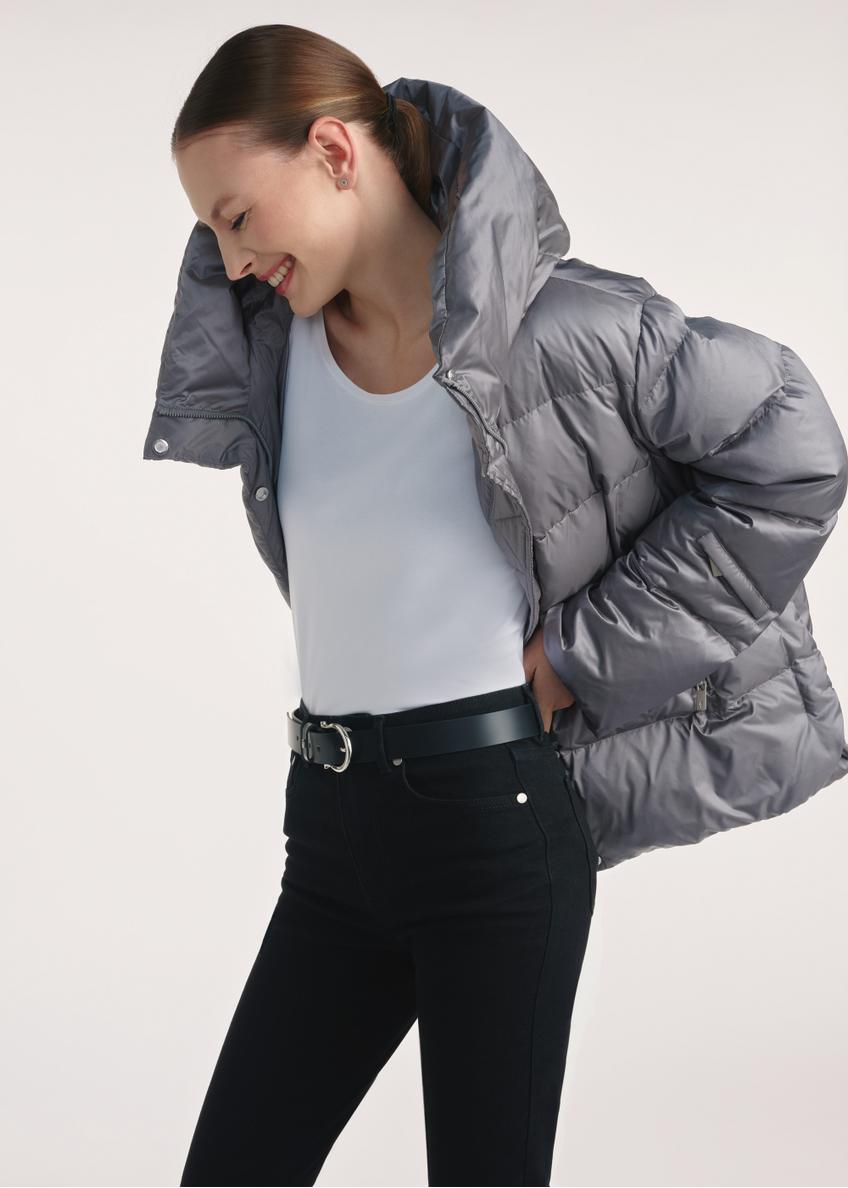 Dámska sivá páperová bunda KURDT-0585-91(Z25), bočný pohľad na produkt na modelke, viditeľná polovica siluety.