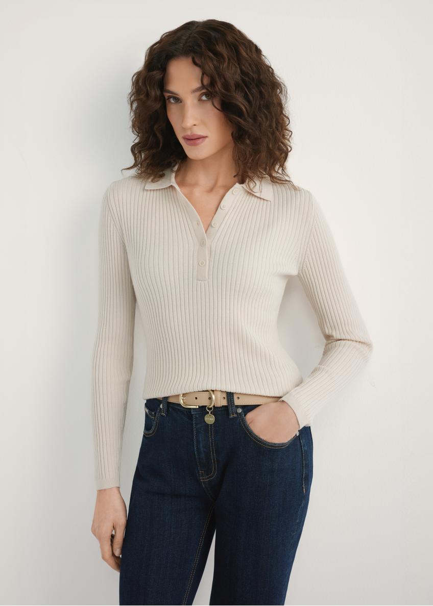 Dámsky béžový vlnený sveter SWEDT-0259-1B(W26) - pohľad spredu na modelku na svetlom pozadí. Viditeľná silueta po kolená.