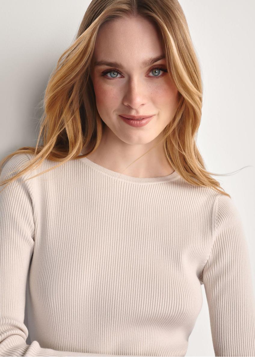 Dámske svetlobéžové tričko s dlhým rukávom LSLDT-0028-80(Z 25), detailný pohľad na produkt na modelke.