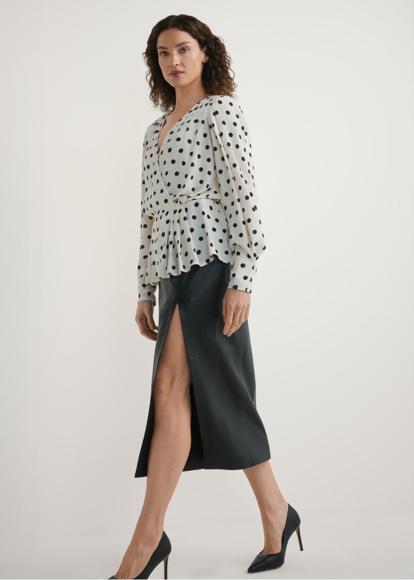 Dámska krémová bodkovaná blúzka BLUDT-0204-0P(W26), pohľad na produkt spredu na modelke. Viditeľné celé telo.