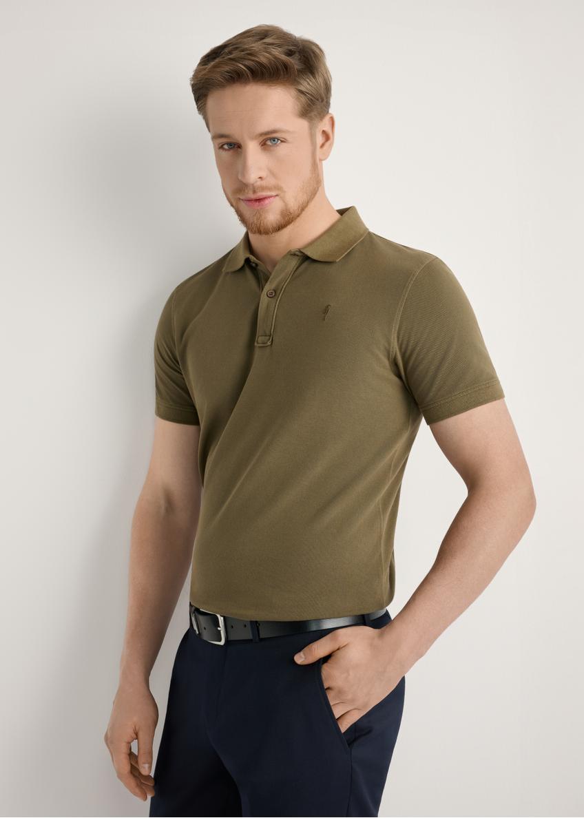 Pánske khaki polo tričko POLMT-0055A-8D(W26), pohľad spredu na modelku. Viditeľná polovičná silueta.