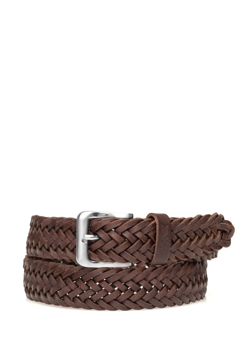 Hnedý pletený pánsky opasok PASMS-0283-1I(W26) - pohľad spredu na produkt, na bielom pozadí.