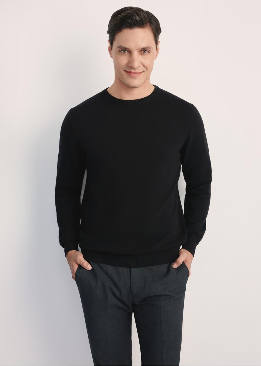 Čierny pánsky základný sveter SWEMT-0114A-99(Z24), pohľad na produkt spredu na modelke, viditeľná polovica siluety.