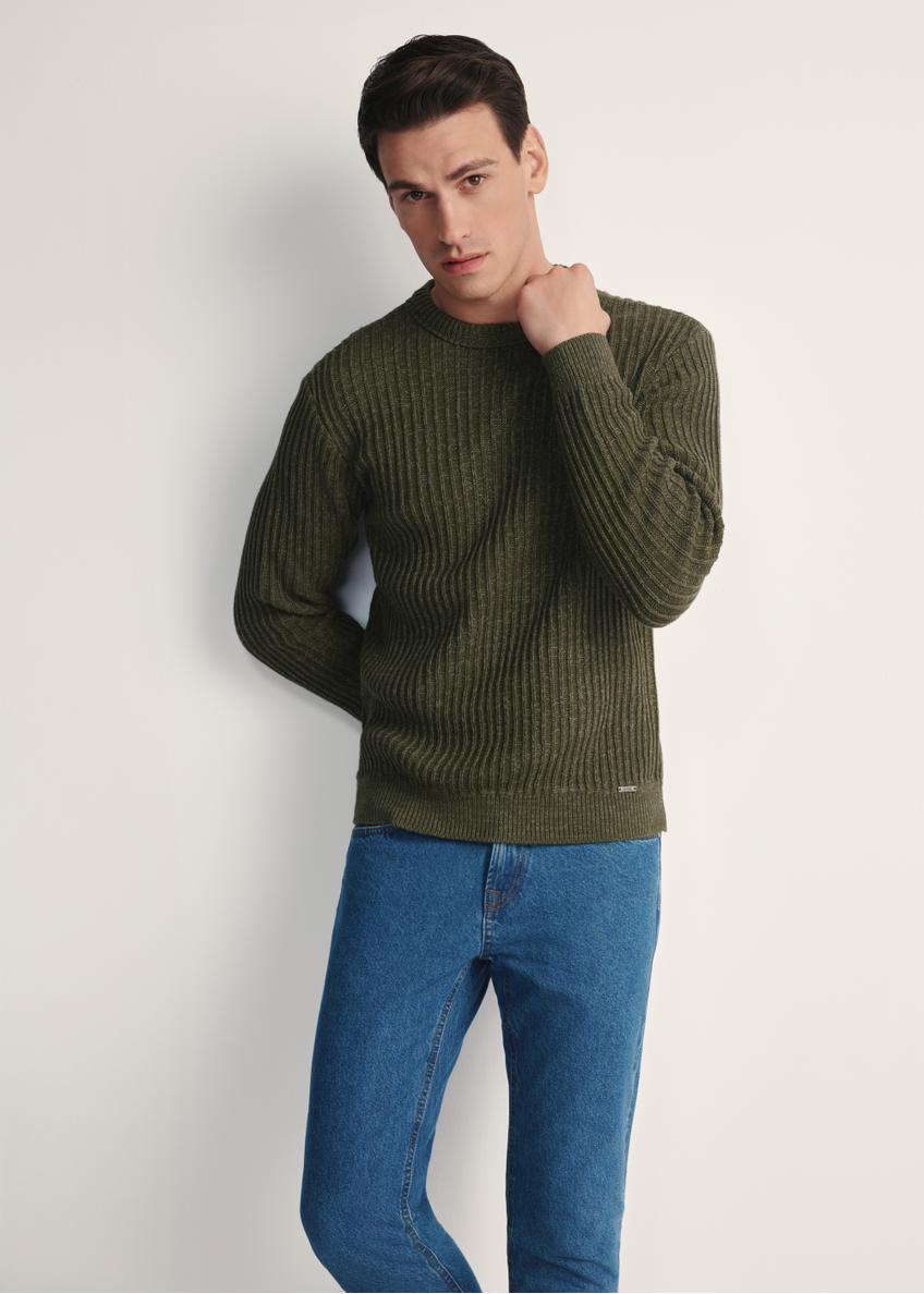 Pánsky khaki sveter SWEMT-0183-55(Z25), pohľad spredu na modelku. Viditeľná polovica siluety.