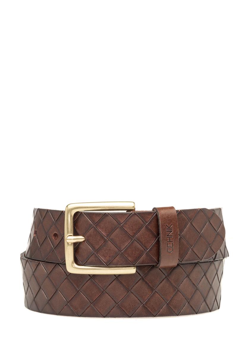 Pánsky hnedý kožený opasok PASMS-0278-1I(W26), pohľad spredu na bielom pozadí.