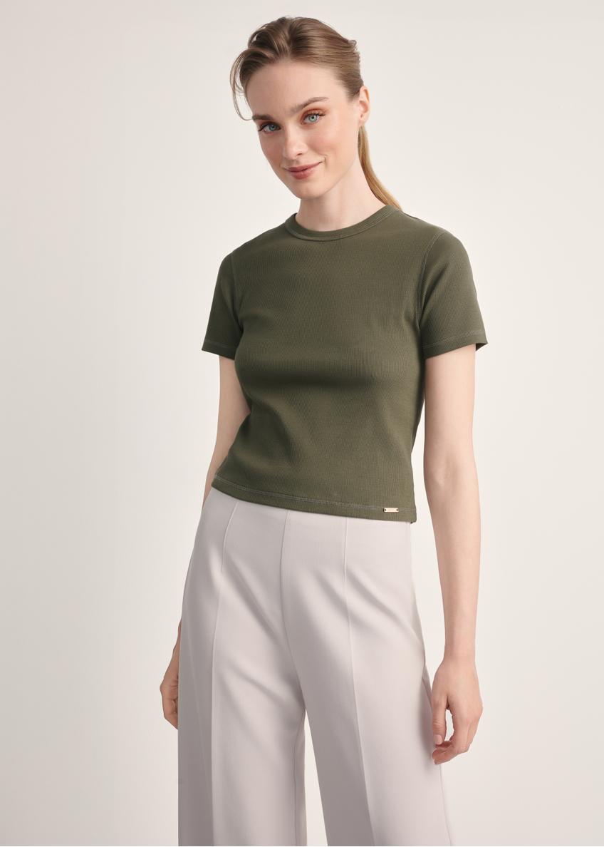 Dámske khaki tričko TSHDT-0145-55(Z25), produkt viditeľný spredu na modelke, viditeľná polovica siluety.