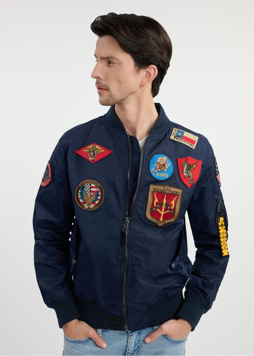 Pánska pilotná bunda TOP GUN v námorníckej modrej farbe KURMT-0381-69(W25) - pohľad spredu na modelku na bielom pozadí. Viditeľná je polovica siluety.