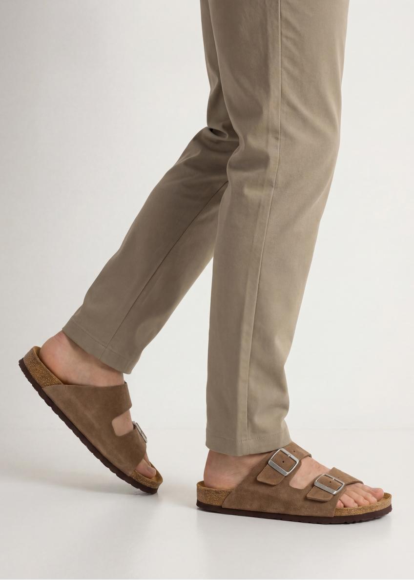 Pánske kožené žabky v chladnej béžovej farbe BUTYM-0495-1K(W26), bočný pohľad na produkt na nohách modelky.