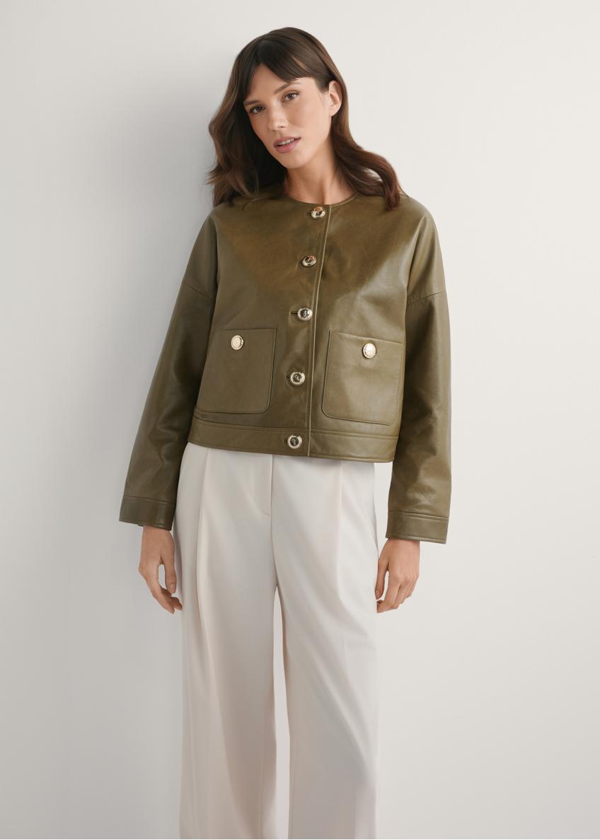 Dámska krátka kožená bunda KURDS-0590-8D(W26), pohľad spredu na modelku. Viditeľná polovica siluety.