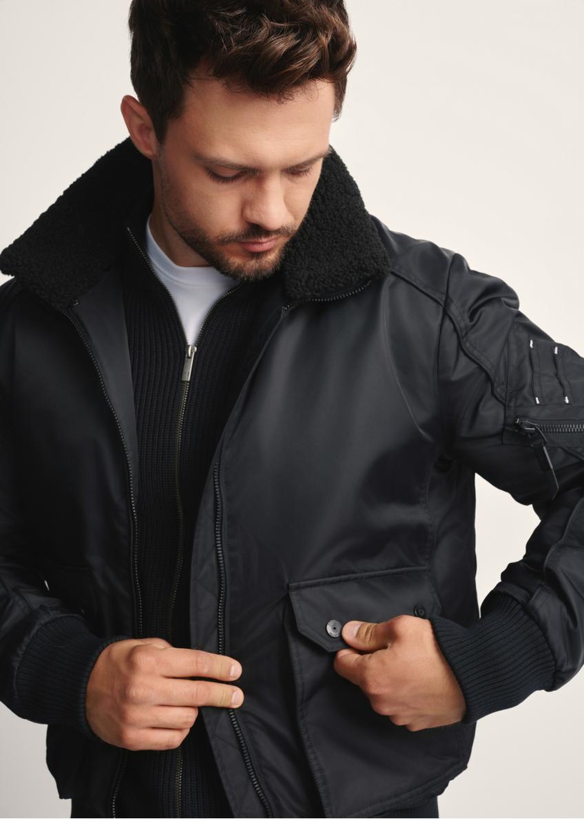 Čierna pánska bunda s golierom KURMT-0399-99(Z25), detailný záber produktu na modelke.