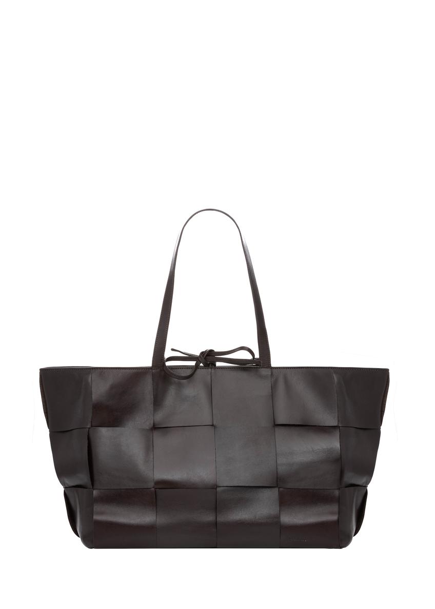 Dámska kožená kabelka TORES-1299-1H(W26) v hnedej farbe, pohľad spredu na bielom pozadí.