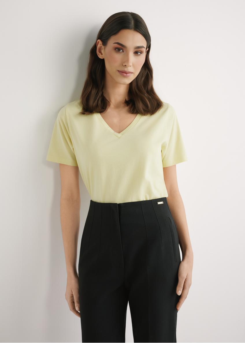 Svetložlté dámske tričko TSHDT-0120-2A(W26), pohľad spredu na produkt na modelke. Viditeľná polovica siluety.