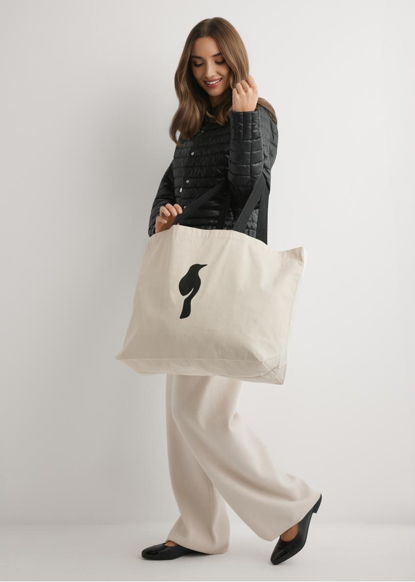 Krémová bavlnená taška TOREN-0136-0C(W26), pohľad na produkt na ramene modelky. Viditeľné celé telo.