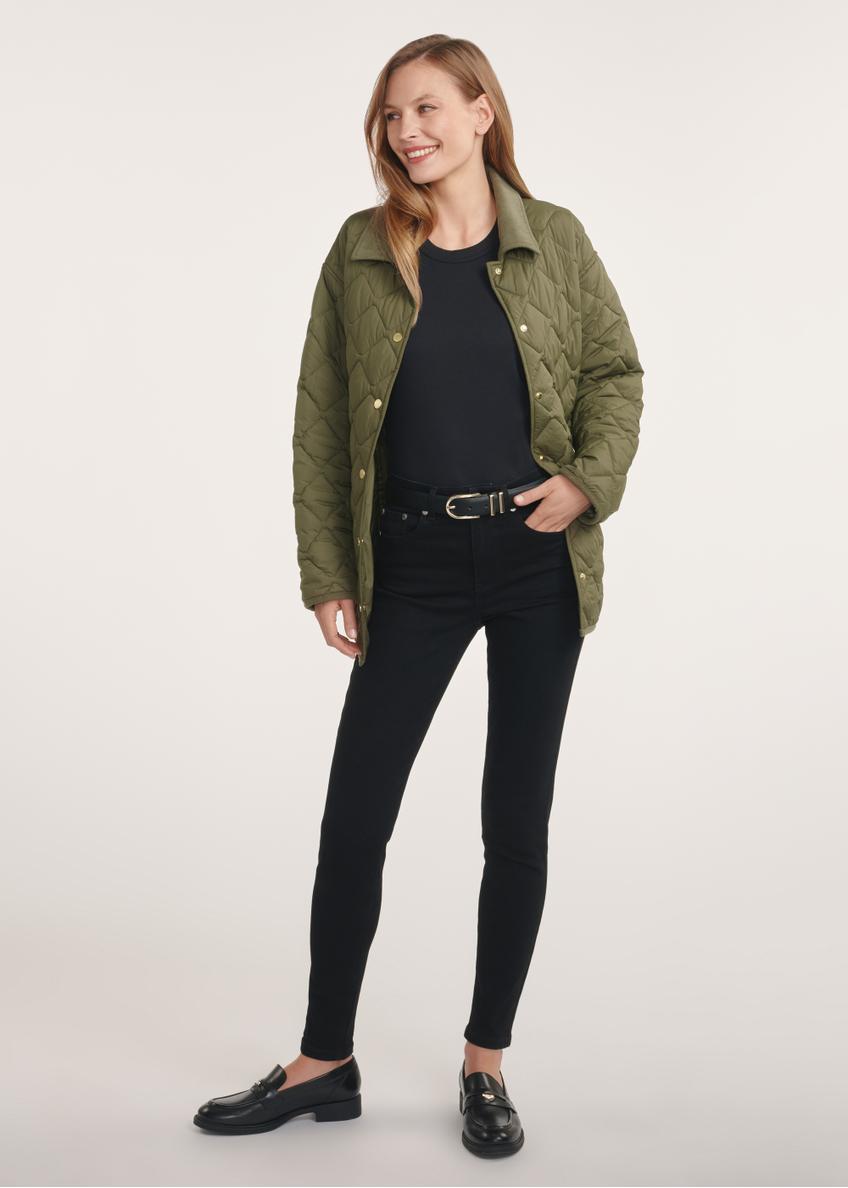 Dámska bunda s golierom v khaki farbe KURDT-0596-55(Z25), pohľad spredu na produkt na modeli. Celá silueta je viditeľná.