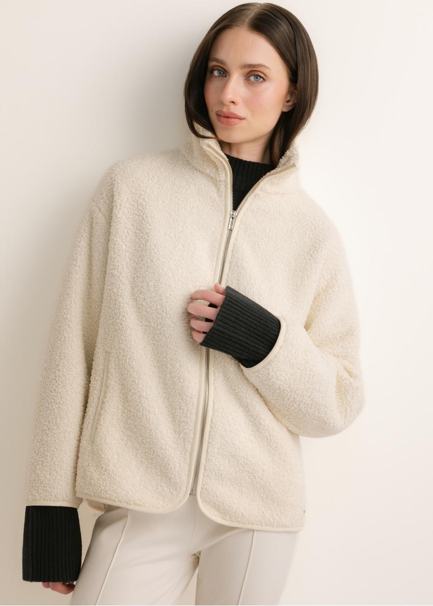 Dámska krémová mikina na zips BLZDT-0126-0B(Z26), pohľad spredu na produkt na modelke. Viditeľná polovica siluety.