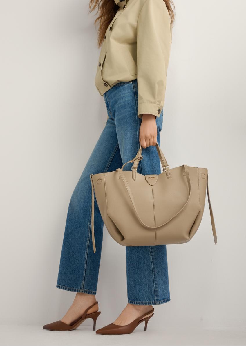 Hnedé lodičky s otvoreným podpätkom BUTYD-1078A-1D(W26), bočný pohľad na produkt na nohách modelky, na svetlom pozadí.