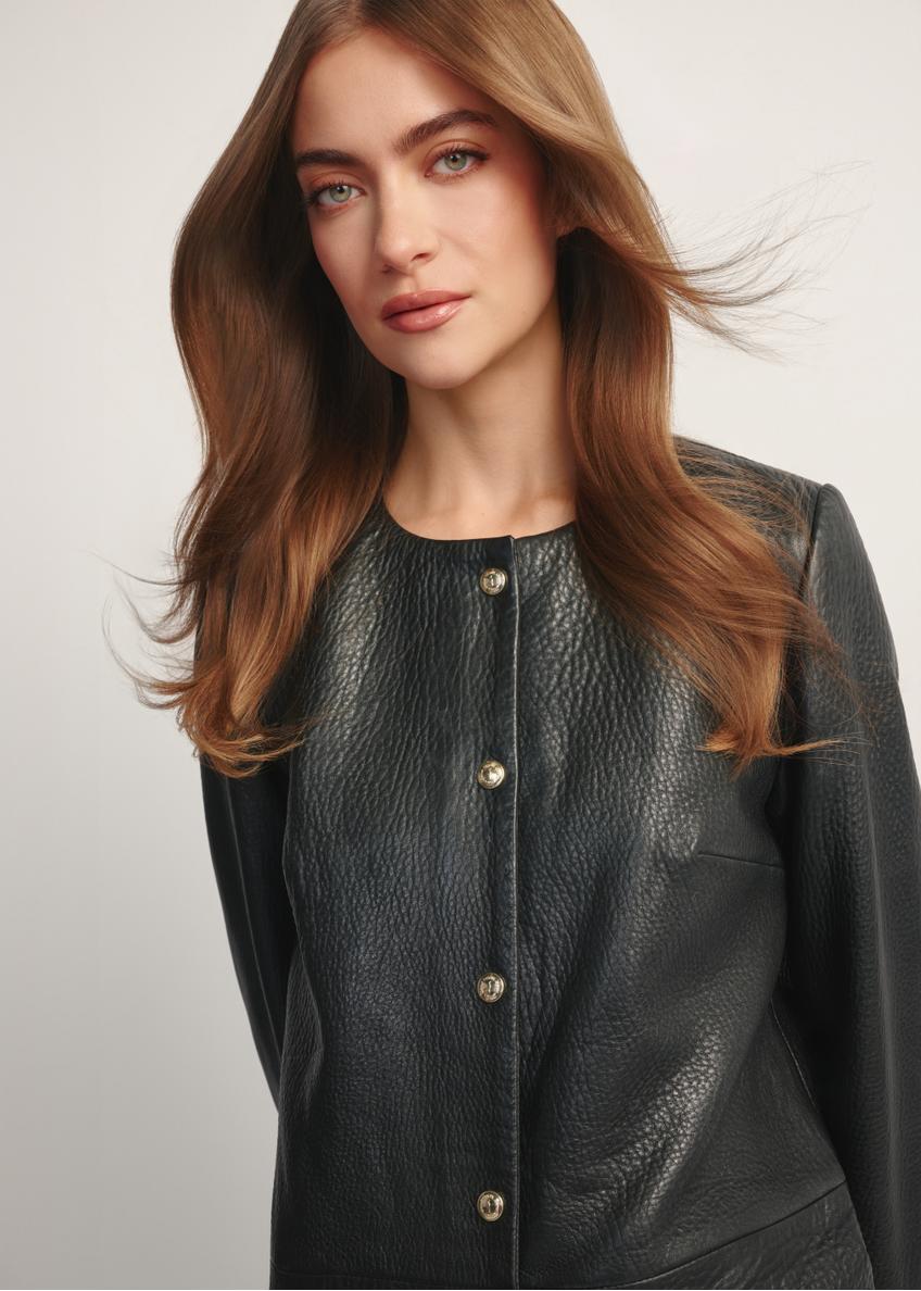 Čierna dámska kožená bunda KURDS-0583-99(W26), detailný záber na detail produktu na siluete modelky.