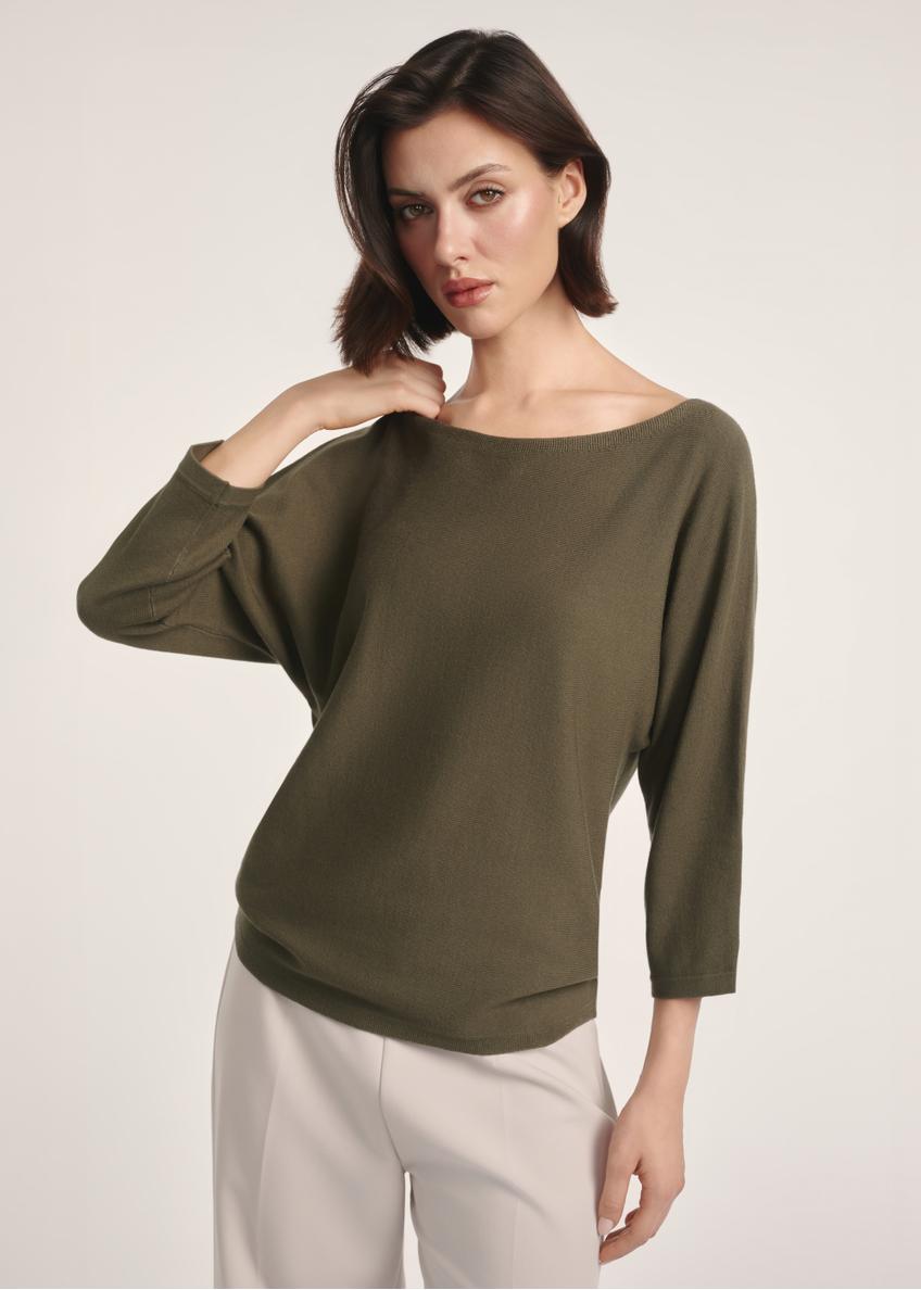 Dámska blúzka v khaki farbe BLUDT-0178-54(Z25), produkt viditeľný spredu na modelke, viditeľná polovica siluety.