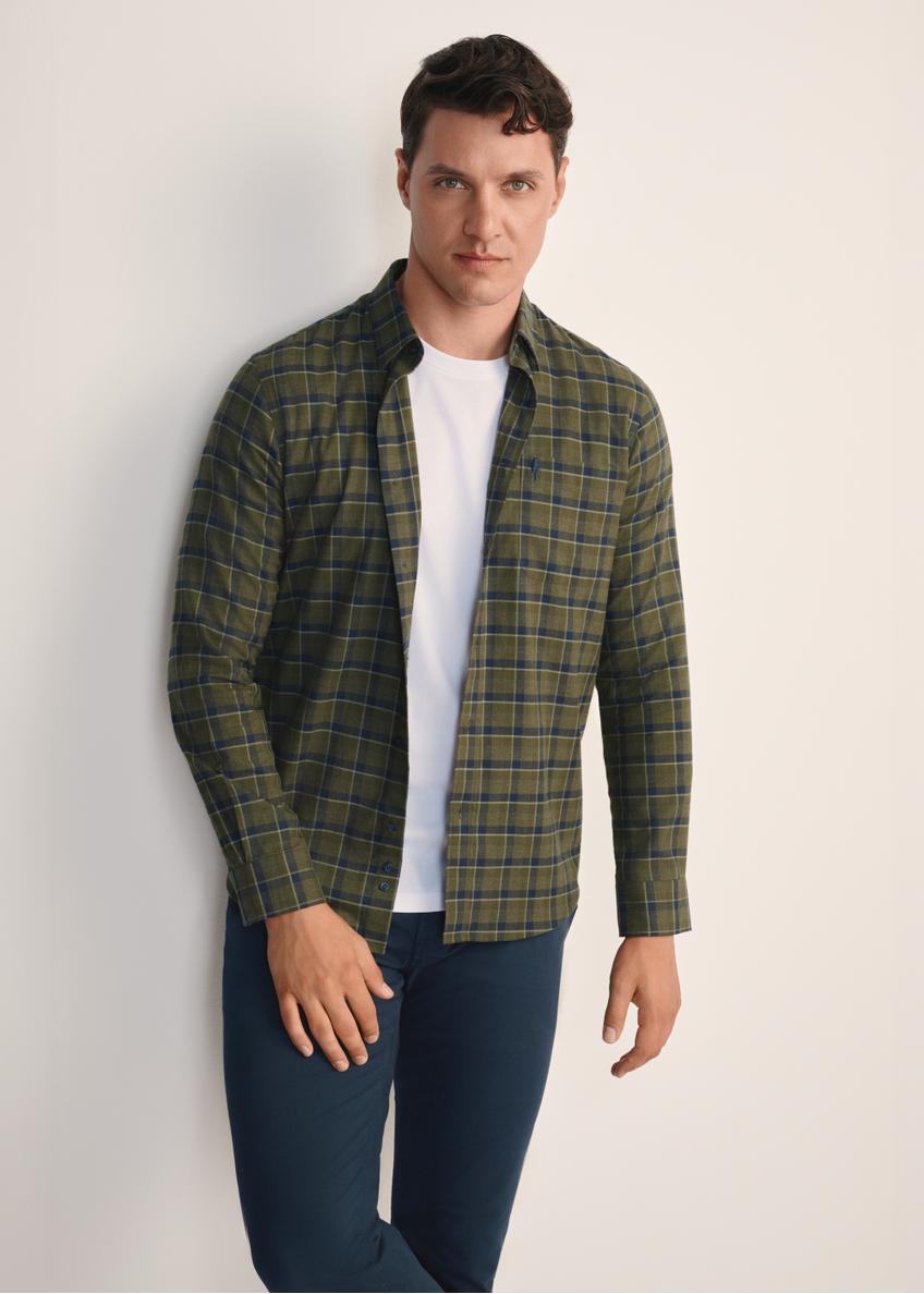 Pánska khaki kockovaná košeľa KOSMT-0333-55(Z25), pohľad spredu na produkt na modelke. Viditeľná polovica siluety.