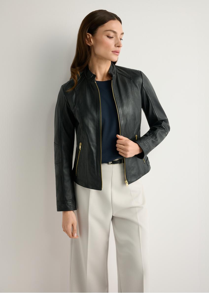 Dámska čierna kožená bunda KURDS-0602-99(W26), pohľad spredu na produkt na modelke. Viditeľná polovica siluety.